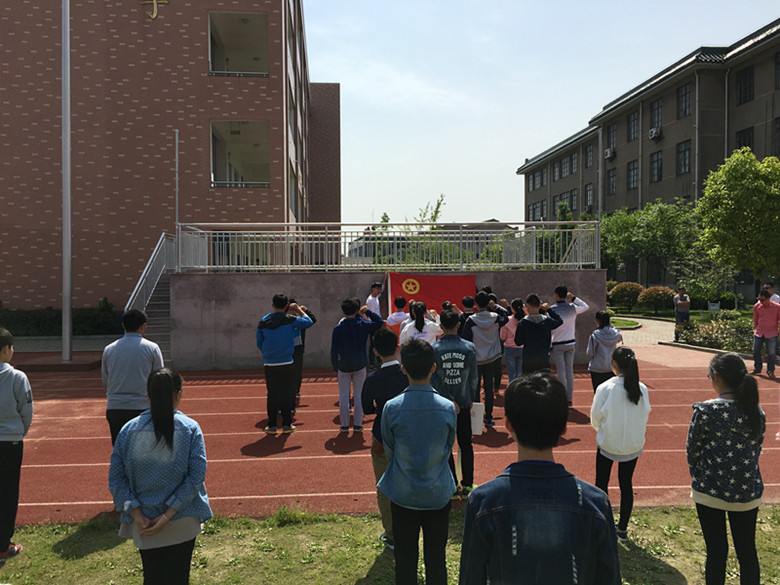 屠甸中学举行新团员入团仪式